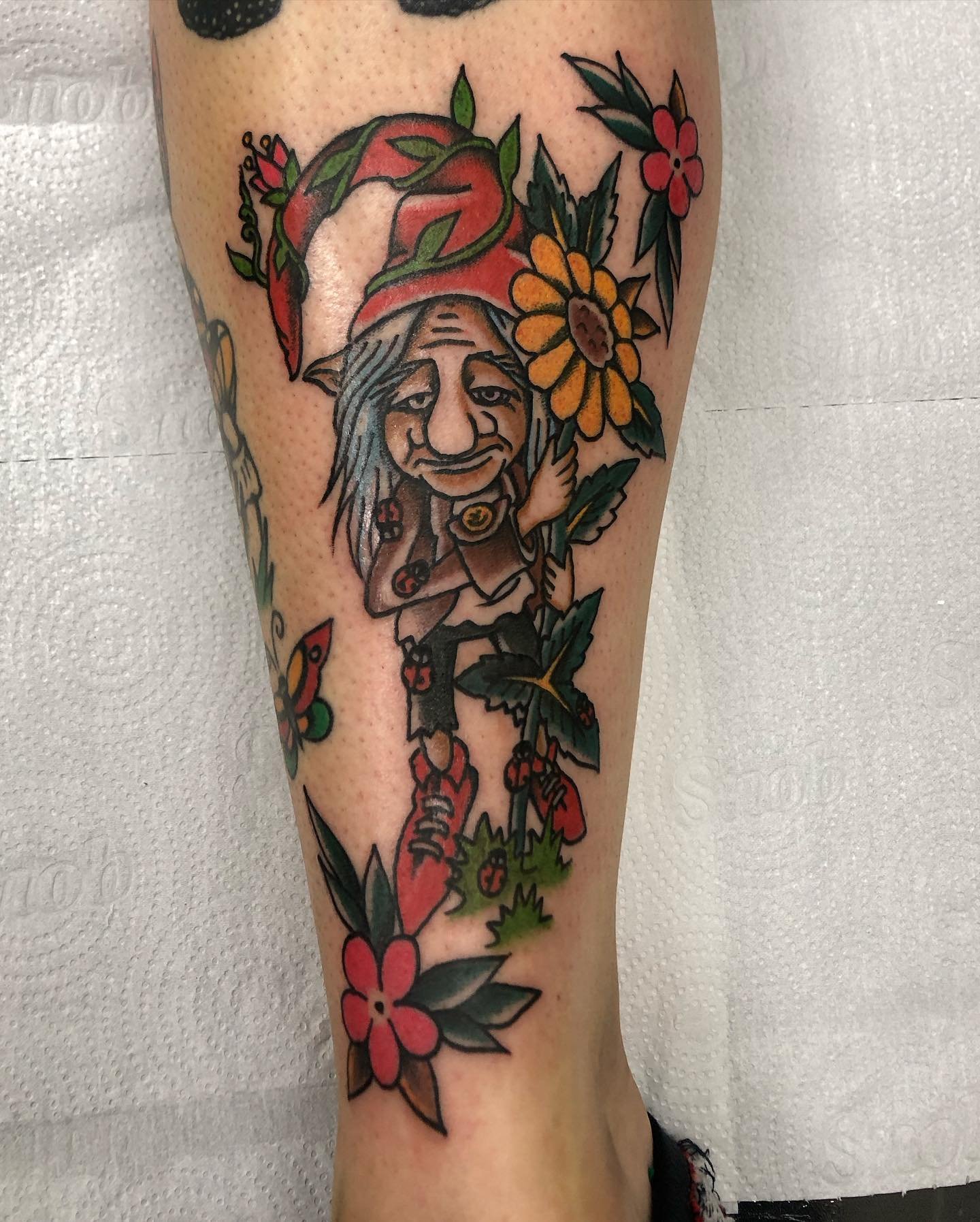 Tatuagem tradicional traço forte Helena Cinirla